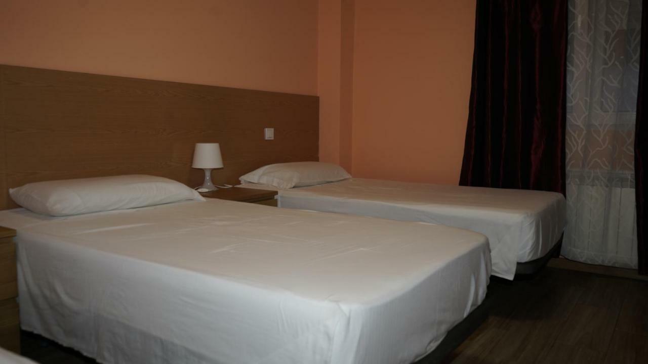 Hostal La Pared Torres de la Alameda Exterior foto
